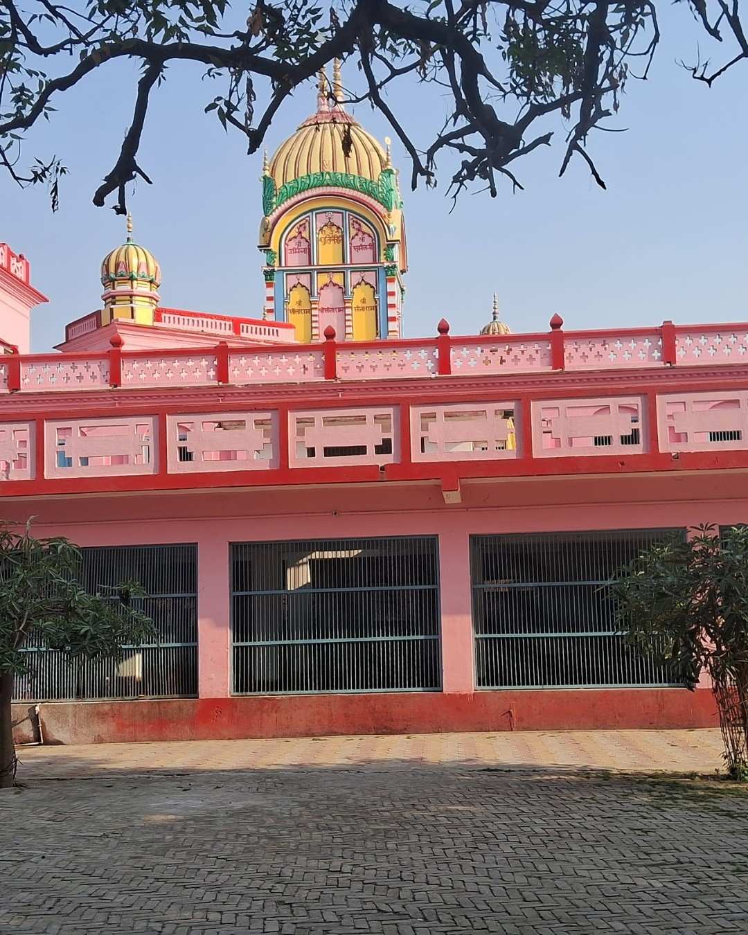 Swami Shri Avdhesh Kumar Das Ji Maharaj guiding devotees at Bada Bhaktmaal Ashram